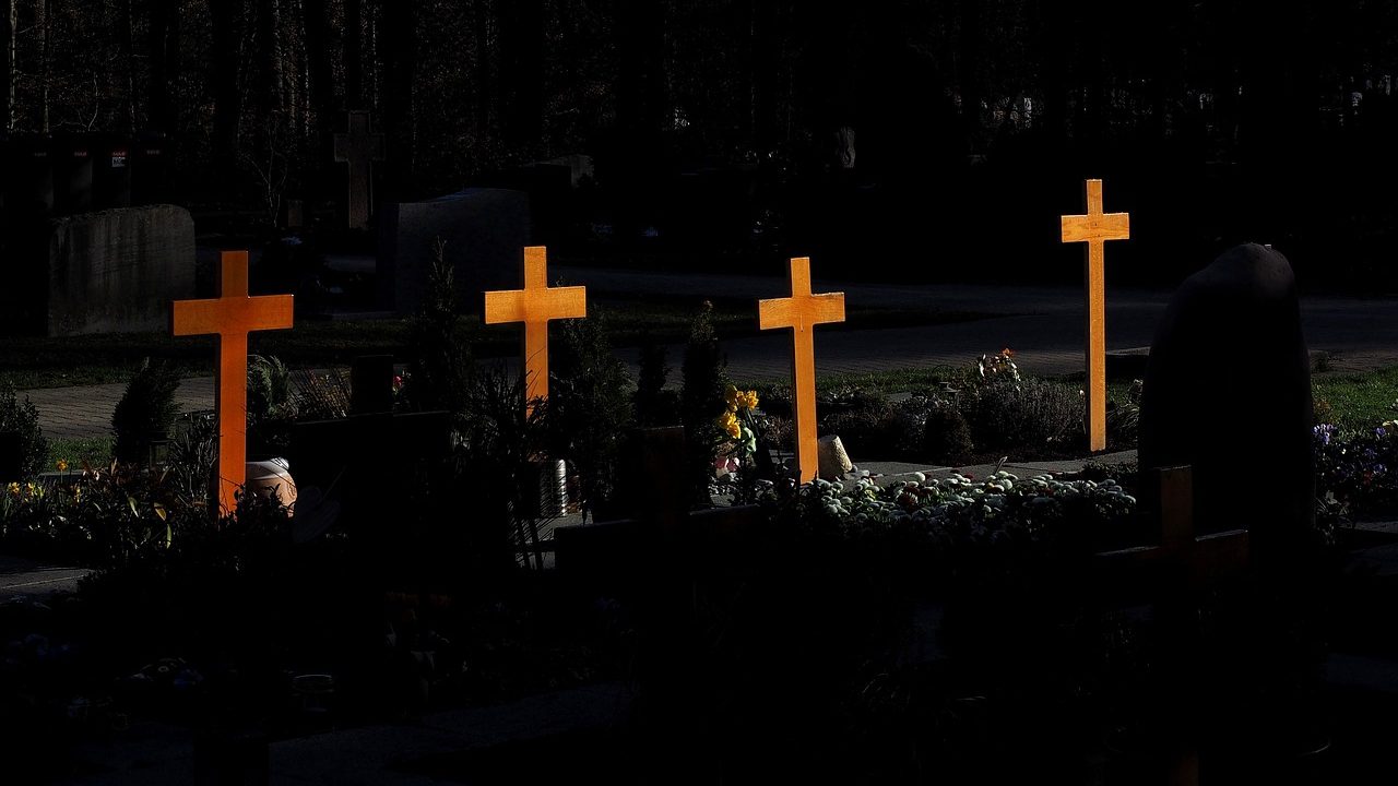 Кладбищенские кресты. Фото pixabay.com