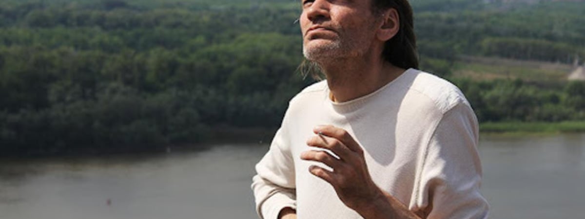 «Уверен, что ему "помогли"». В Петербурге во время обыска из окна десятого этажа выпал бард и бывший радиоведущий "Эха Москвы" Вадим Стройкин