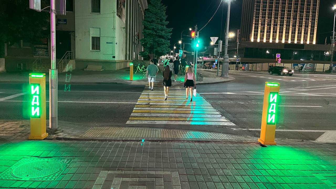 Впервые в стране. Необычные столбики появились на пешеходном переходе в Гомеле