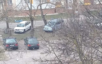 Жители Дрогичина поднимают проблему, связанную с парковкой автомобилей во дворах и на тротуарах