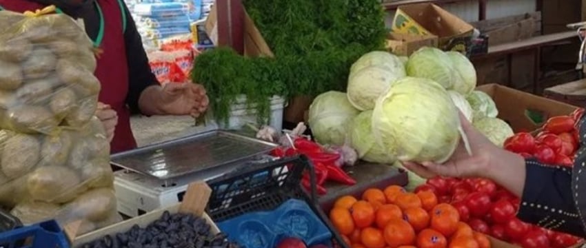 Можно и штраф получить! Когда за дегустацию ягод на рынке накажут рублем?