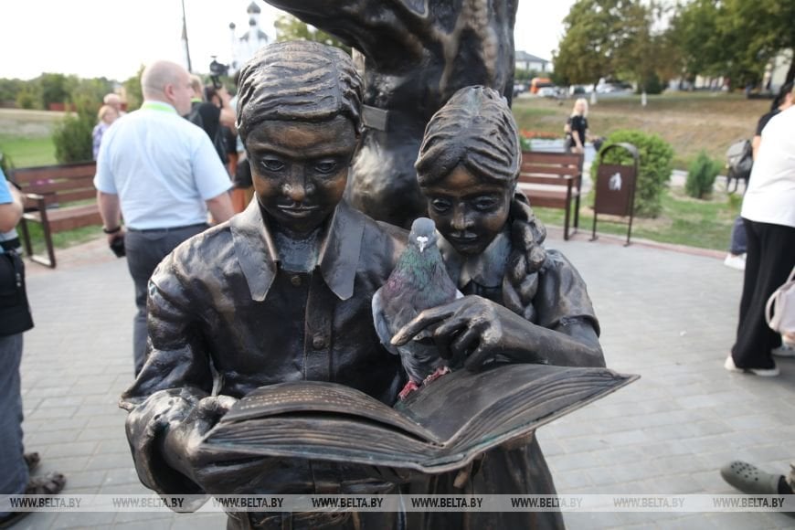 «Парящие книги» и «Дети лесной школы». Новые арт-объекты украсили Ивацевичи