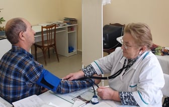 Минздрав Беларуси упростил медикам-пенсионерам возвращение в профессию. Что не нужно сдавать?