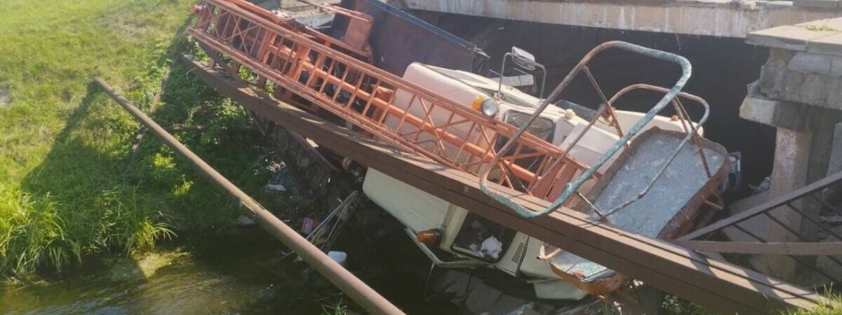 В Сморгони грузовик рухнул вместе с мостом в реку — Фото