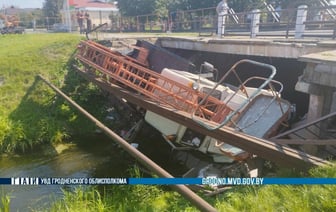 В Сморгони грузовик рухнул вместе с мостом в реку — Фото