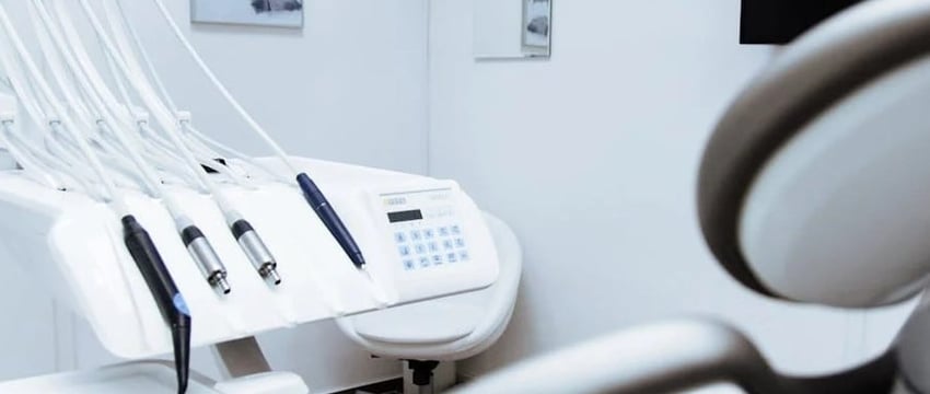Мужчине из Китая удалили 23 зуба за один день, и он умер от сердечного приступа.