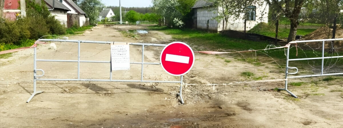 Белорус перекрыл часть улицы колючей проволокой, чтобы «ускорить» ремонт дороги. Это как? — Фото