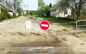 Белорус перекрыл часть улицы колючей проволокой, чтобы «ускорить» ремонт дороги. Это как? — Фото