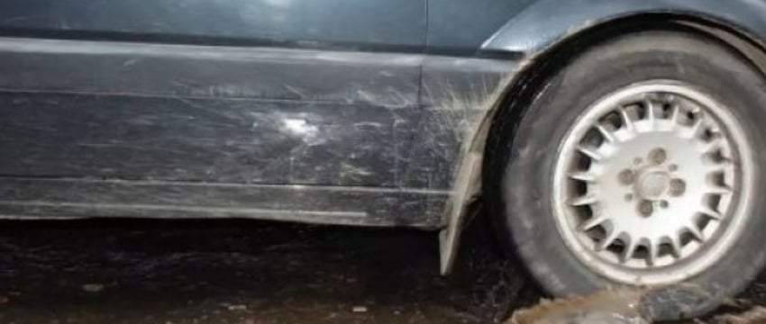 Водитель повредил колесо в яме и взыскал ущерб не через суд