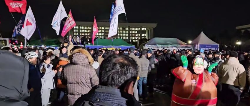 Президенту Южной Кореи пригрозили импичментом из-за военного положения