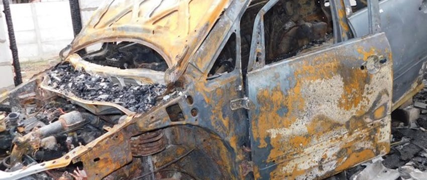 В Пружанах в гаражном «сервисе» сгорела машина заказчика
