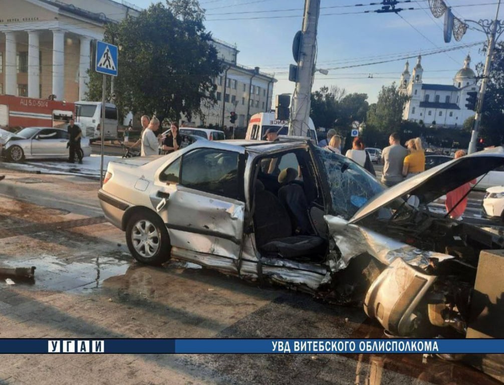В центре Витебска «BMW» врезался в «Peugeot». Фото ГАИ
