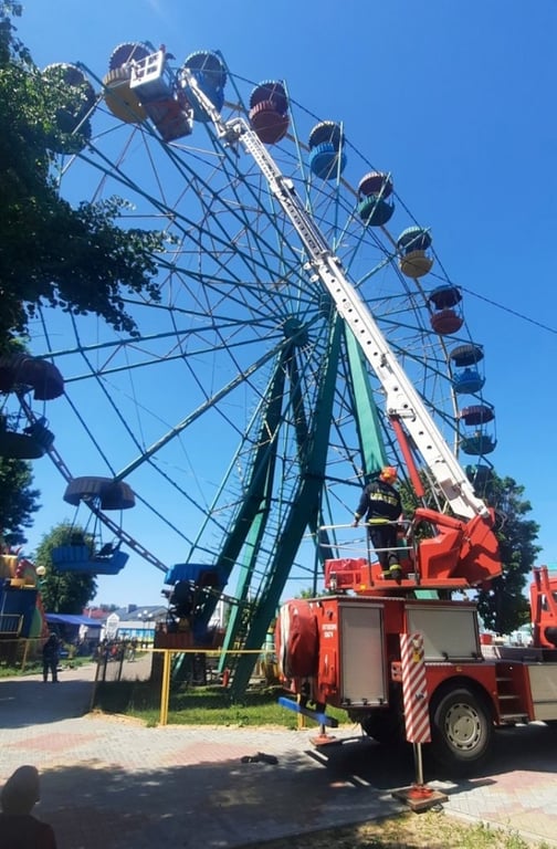 Девушки в Хотимске застряли на колесе обозрения на высоте 18 метров – понадобилась помощь МЧС