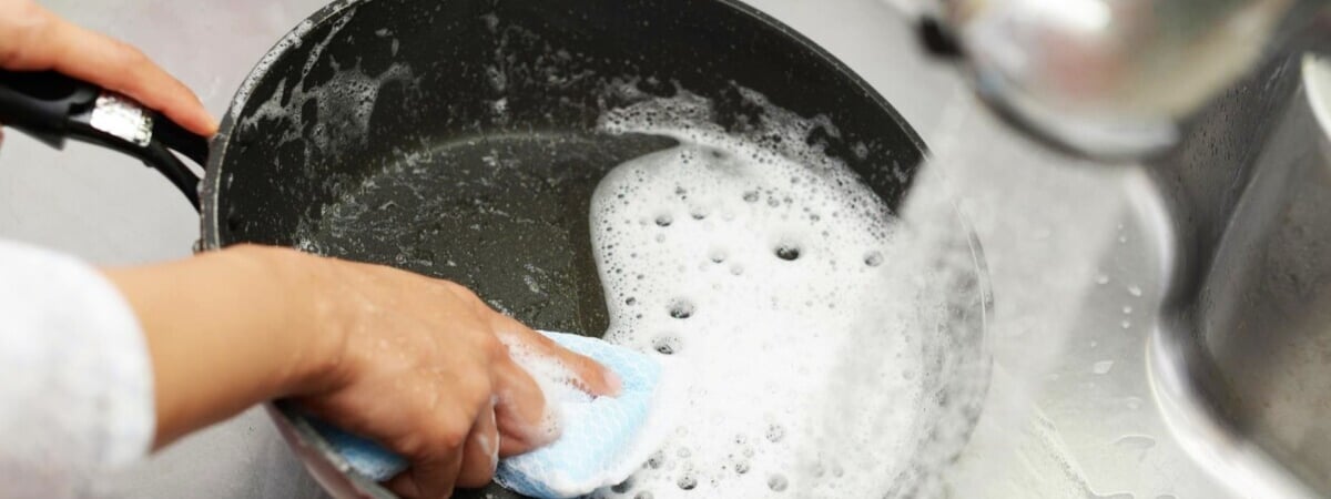 Как избавиться от нагара на сковороде? Благодаря воде и этим 3 ингредиентам от него не останется и следа — Полезно