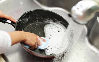 Как избавиться от нагара на сковороде? Благодаря воде и этим 3 ингредиентам от него не останется и следа — Полезно