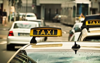 Что делать если пассажир рассчитался за поездку в такси, а у водителя нет сдачи и кто должен разменивать деньги