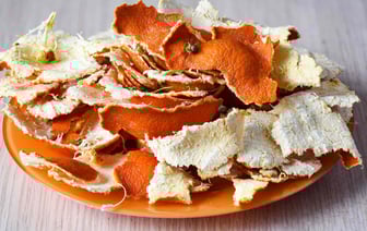 Зачем заливать мандариновые шкурки уксусом? Вот как этот лайфхак сэкономит деньги — Полезно