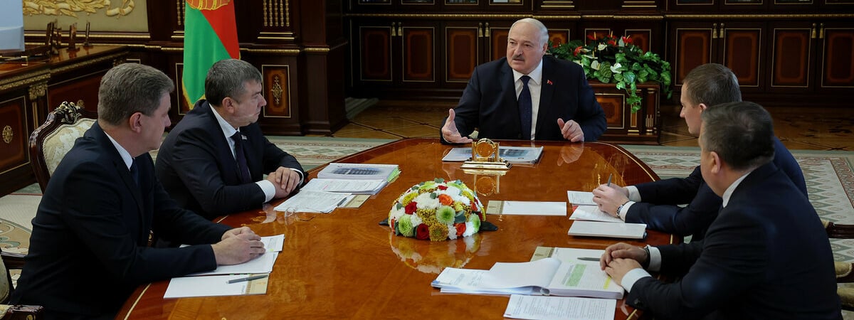 «Надо достать и положить» — Лукашенко предупредил конкурентов на выборах, чтобы были «очень аккуратными»