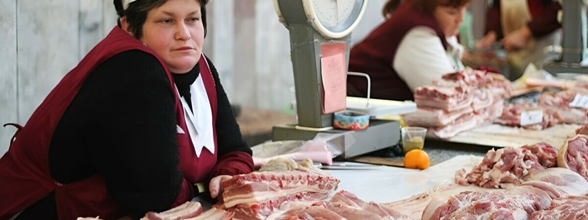 Россельхознадзор обнаружил в белорусском мясе сальмонеллы и листерии. Какую курицу и говядину лучше не покупать?