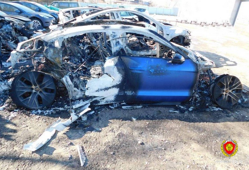 Возле СТО под Минском сгорели шесть Tesla и один Porsche. Эксперты назвали причину пожара