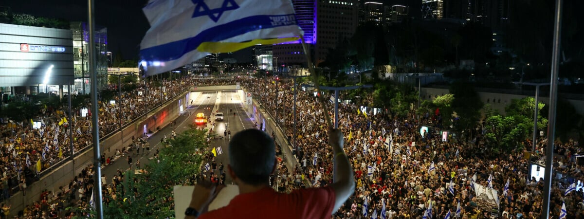 По всему Израилю вспыхнули массовые протесты. Что потребовали от Нетаньяху? — Видео