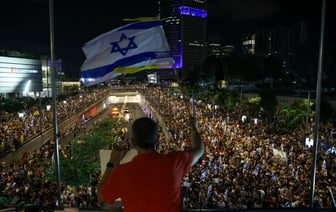 По всему Израилю вспыхнули массовые протесты. Что потребовали от Нетаньяху? — Видео