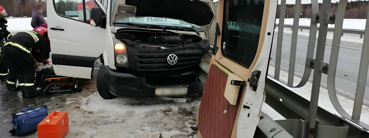 На трассе «Минск-Могилев» маршрутка с пассажирами влетела в ограждение. Семь человек увезли в больницу — Фото