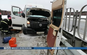 На трассе «Минск-Могилев» маршрутка с пассажирами влетела в ограждение. Семь человек увезли в больницу — Фото