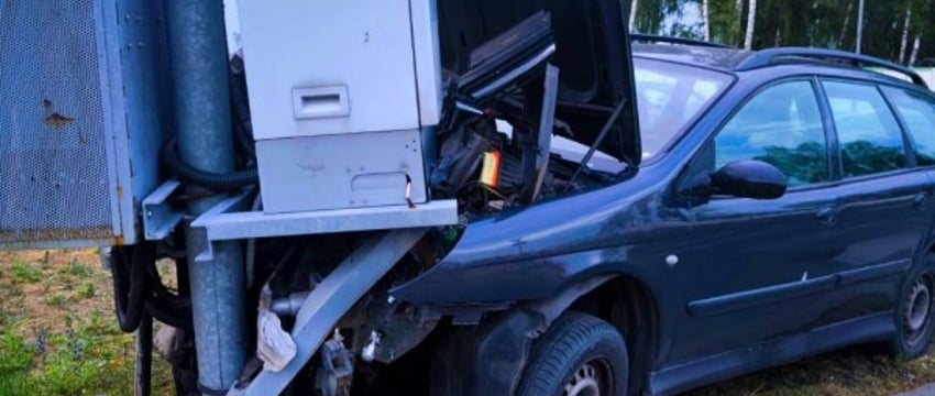 Авария в Бресте: пьяный водитель врезался в световую опору