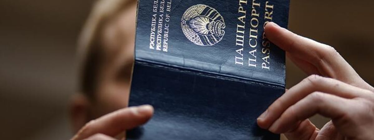 «Ой, извините, у нас компьютер завис». Белорус приехал из-за границы на родину поменять паспорт и отправился на «химию»