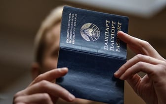 «Ой, извините, у нас компьютер завис». Белорус приехал из-за границы на родину поменять паспорт и отправился на «химию»