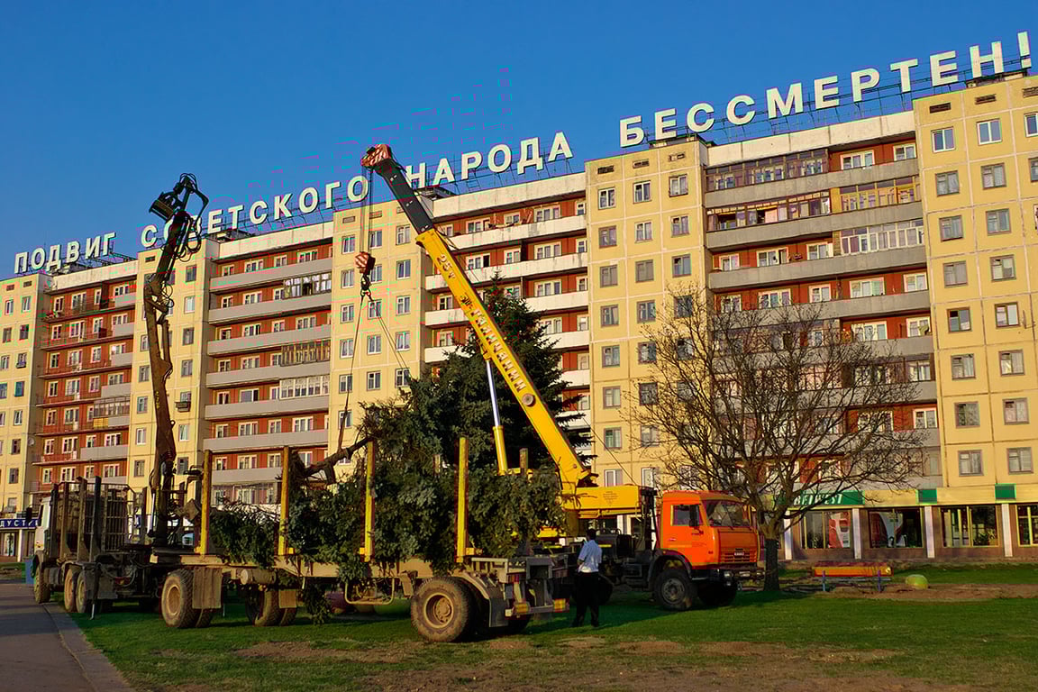 Уничтожение сквера на площади Победы в Витебске, 2009 год. фото Сергея Серебро