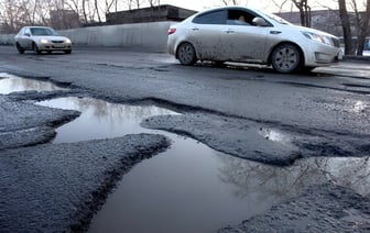 Жителей Минской области призвали жаловаться на ямы на дорогах. Куда звонить и писать?