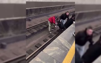На станции метро «Немига» мужчина упал на рельсы — Видео