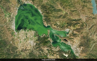 Прозрачное озеро в Калифорнии зеленеет от водорослей, что видно из космоса: NASA