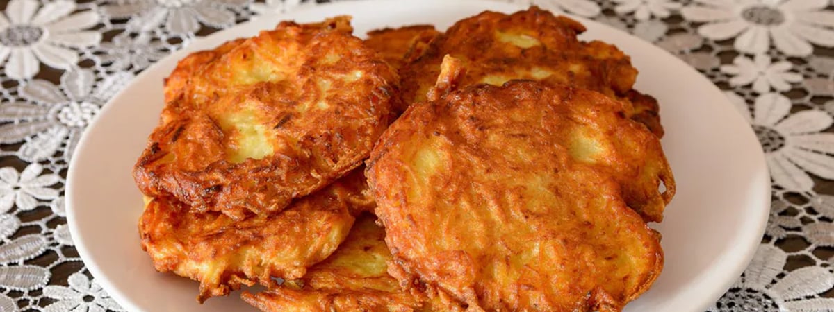 Повара советуют добавить в драники эту пряность. Она придаст блюдо неповторимый вкус — Полезно