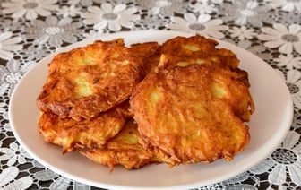Повара советуют добавить в драники эту пряность. Она придаст блюдо неповторимый вкус — Полезно