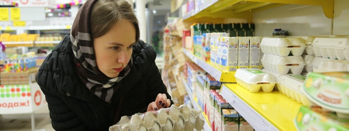 До 54%. Белорусские торговые сети объявили «весеннюю распродажу» сарделек, цыпленка, винограда, соков, хамона, форели — Фото