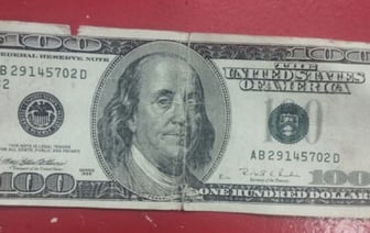 В Барановичах девушка пыталась обменять в банке фальшивую банкноту. Где она их взяла?