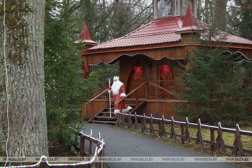 Снегурочку встретили в поместье Деда Мороза в Беловежской пуще