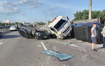 BMW, Mercedes и Audi. В Минске перевернулись машины с автовоза