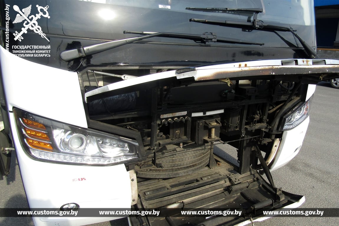 Водитель туристического автобуса спрятал от таможни автозапчасти. Где?