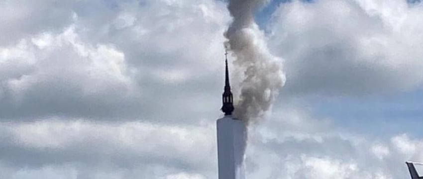 Во Франции загорелся шпиль Руанского собора