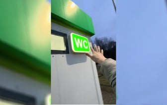 «С видом на Модейру» — Белорус удивил подписчиков туалетом на автозаправке — Видео