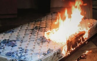 В Гомеле мужчина едва не сгорел в подвале многоэтажки. Его спасли