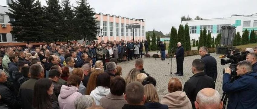 Лукашенко рассказал о замеченных беспилотниках при его полете на вертолете