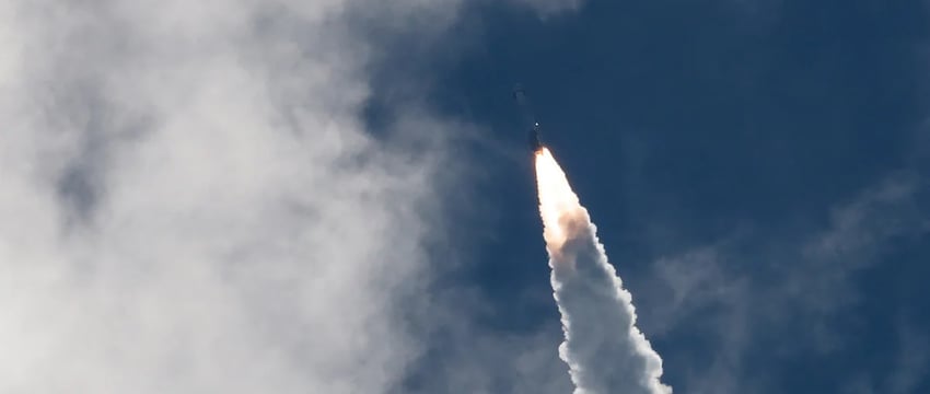 Лайнер Boeing Starliner покидает Космическую Станцию без своих астронавтов