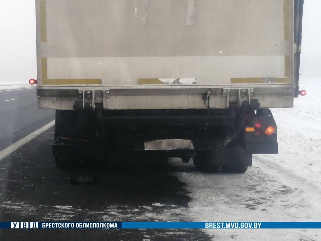 ДТП в Кобринском районе: Mercedes врезался в грузовик на М1 в Кобринском районе