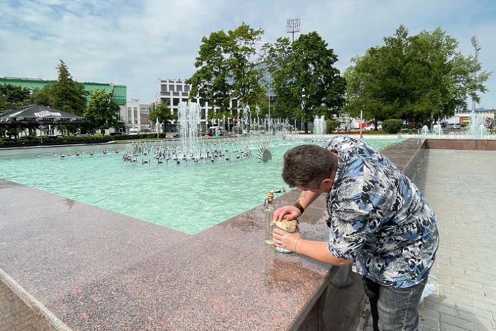 Разрешаете детям купаться в фонтане? Специалисты центра гигиены взяли воду на анализ — смотрите, кого там нашли