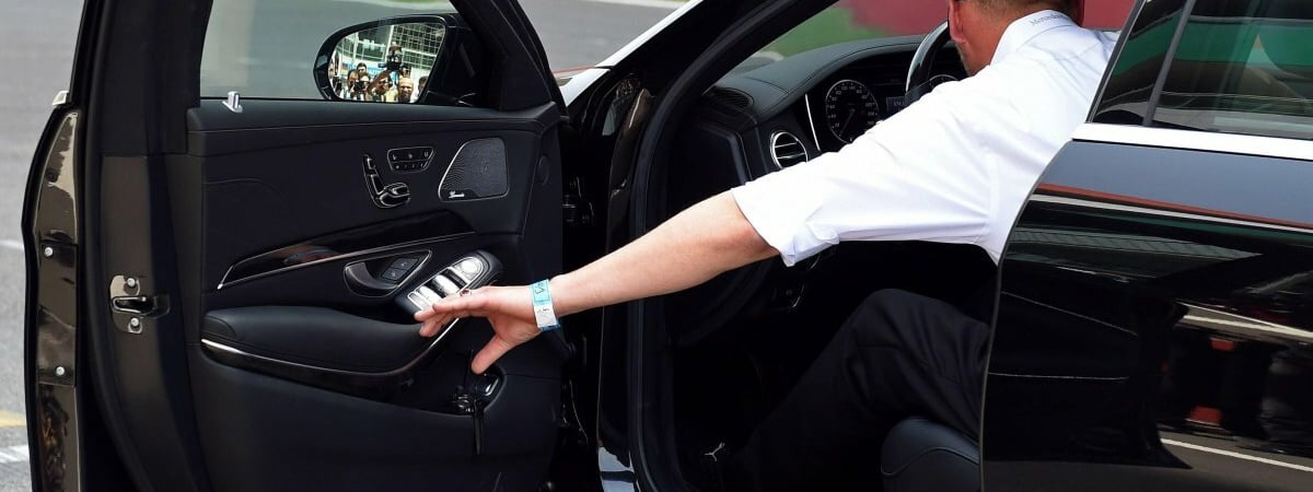 Почему водителям не стоит открывать дверь авто изнутри левой рукой? Дело в безопасности — Полезно